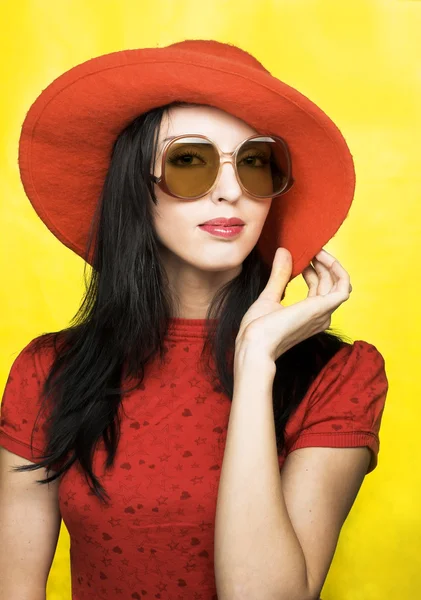 Vintage femme en lunettes de soleil et chapeau rouge — Photo