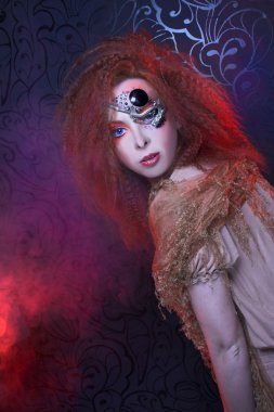 duman ve genç kadın