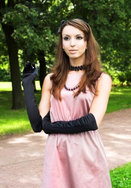 Geçmişe dönük genç bir kadın