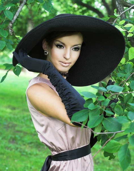 Mladá žena v černém klobouku — Stock fotografie