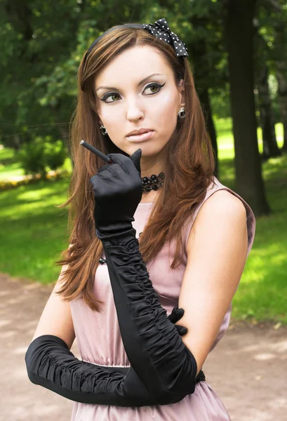 Mujer joven en estilo retro — Foto de Stock