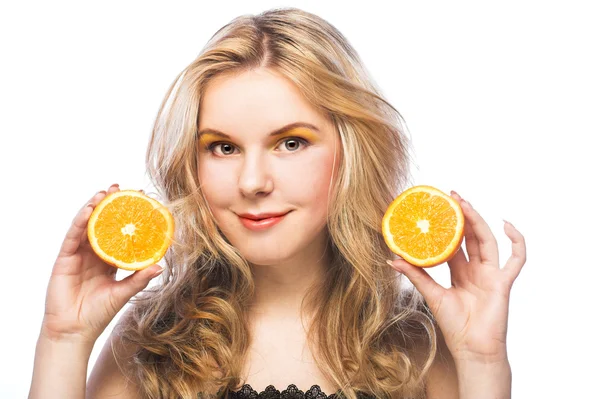 Chica joven con naranja — Foto de Stock