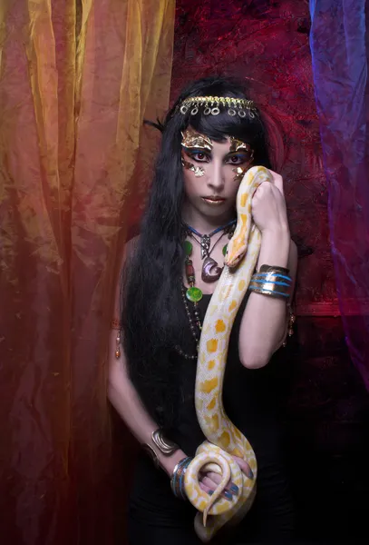 Donna con serpente . — Foto Stock