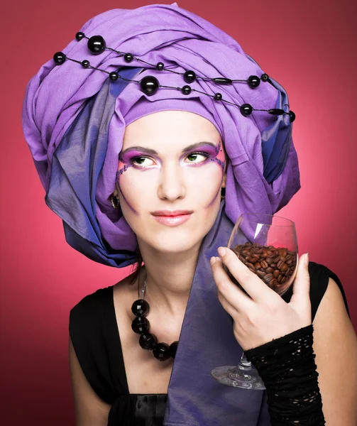 ผู้หญิงสาวในผ้าพันคอสีม่วง — ภาพถ่ายสต็อก