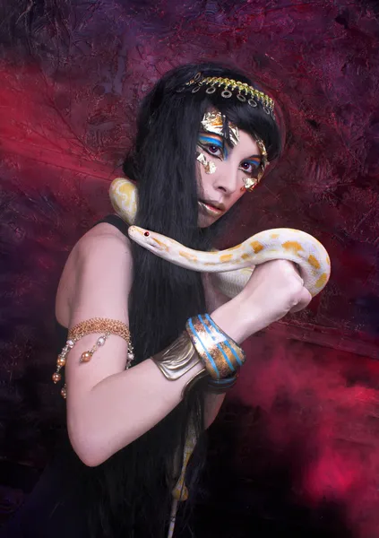 Donna con serpente . — Foto Stock