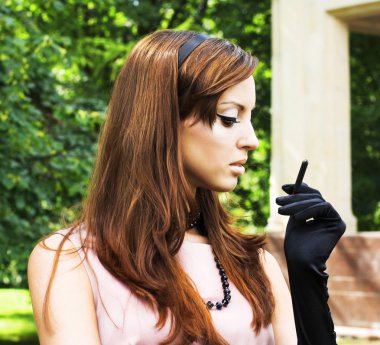 Geçmişe dönük genç bir kadın