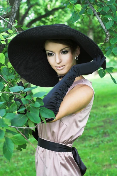 Giovane donna in cappello nero — Foto Stock