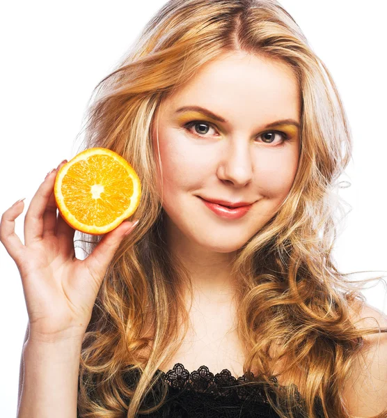 Jong meisje met sinaasappel — Stockfoto