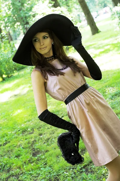 Giovane donna in cappello nero — Foto Stock