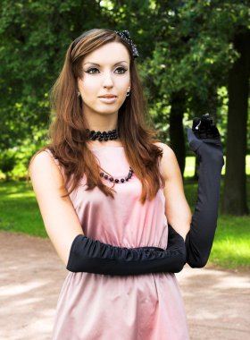 Geçmişe dönük genç bir kadın