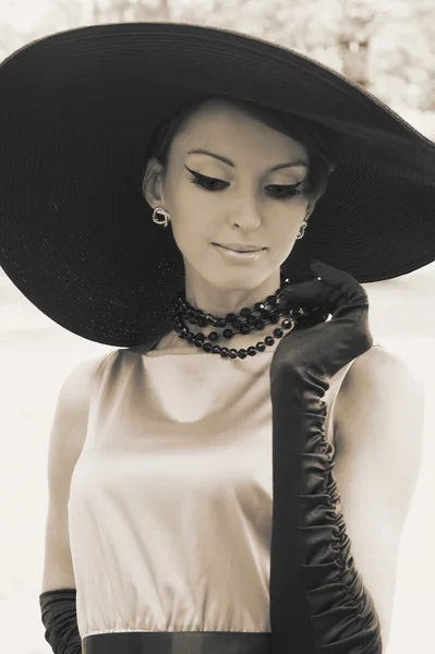 Mujer joven con sombrero negro — Foto de Stock