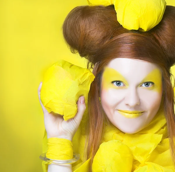 Chica en amarillo . —  Fotos de Stock