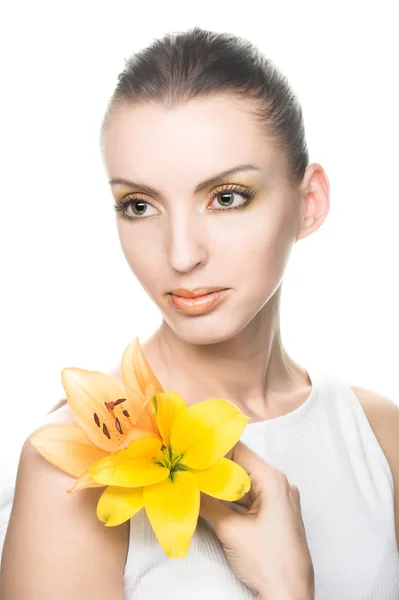 Ung kvinna med gula blommor — Stockfoto
