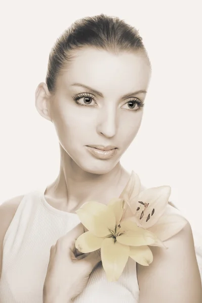 Mujer joven con flores amarillas — Foto de Stock