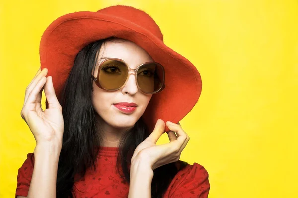 Vintage femme en lunettes de soleil et chapeau rouge — Photo