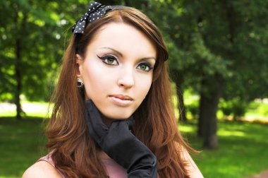 Geçmişe dönük genç bir kadın