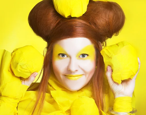 Menina em amarelo . — Fotografia de Stock