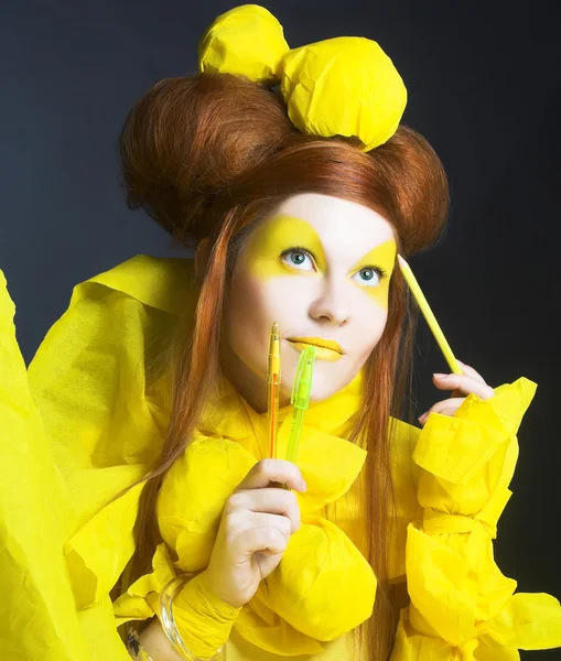 Menina em amarelo . — Fotografia de Stock