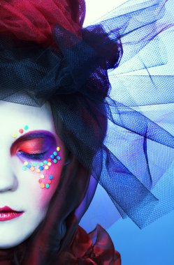 Kırmızı bez bebek