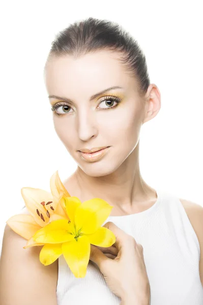 Ung kvinna med gula blommor — Stockfoto