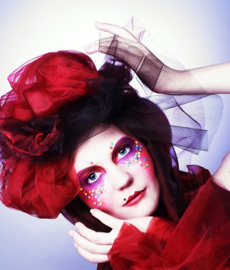 Kırmızı bez bebek