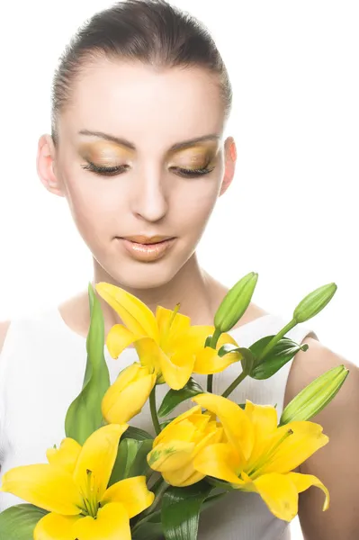 Jovem com flores amarelas — Fotografia de Stock