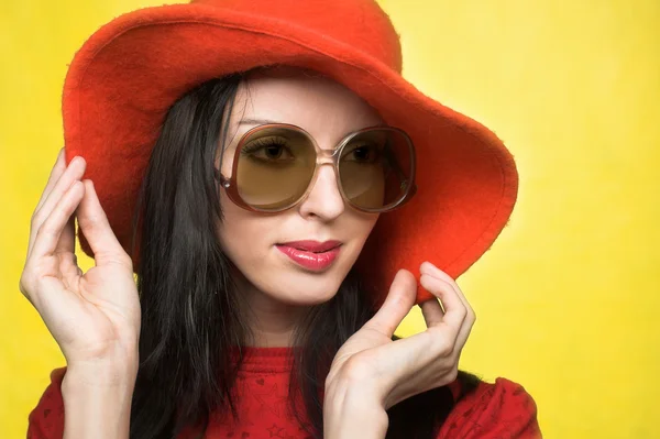 Vintage femme en lunettes de soleil et chapeau rouge — Photo