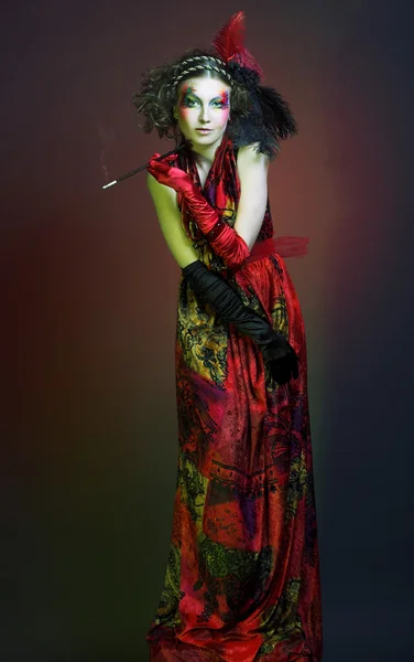 スタイリッシュな女性の喫煙タバコ. — ストック写真