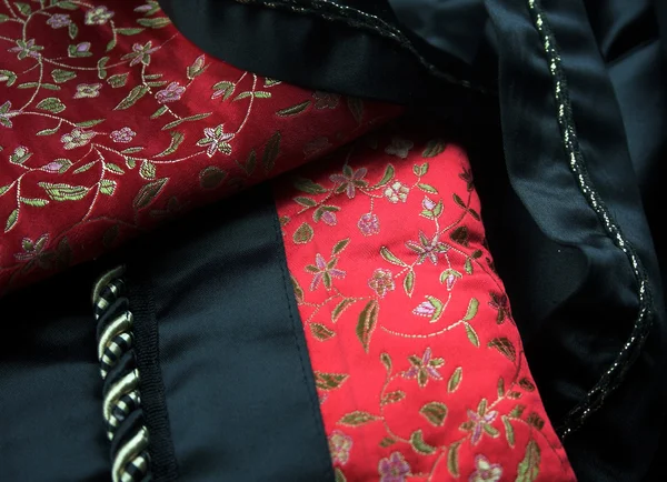 Шелковая черно-красная подушка — стоковое фото
