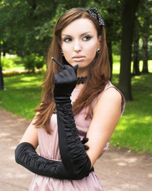 Geçmişe dönük genç bir kadın