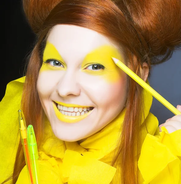 Menina em amarelo . — Fotografia de Stock