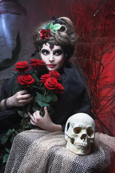 Mulher com rosas e crânio — Fotografia de Stock