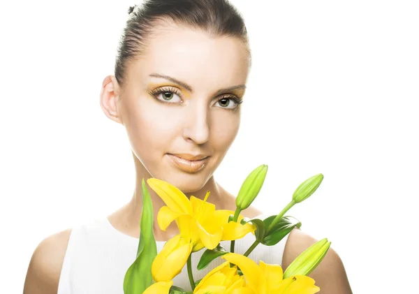 Jovem com flores amarelas — Fotografia de Stock