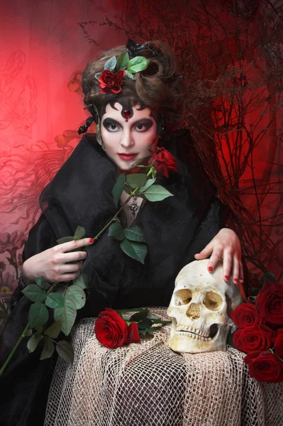 バラと頭蓋骨を持つ女性 — ストック写真