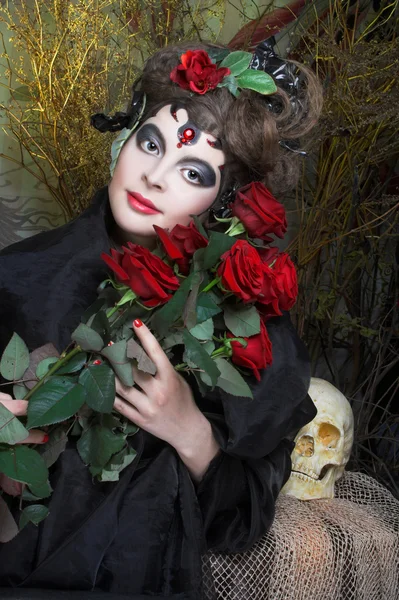 Vrouw met rozen en schedel — Stockfoto