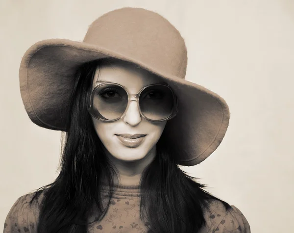Винтажная женщина в солнечных очках и красной шляпе — стоковое фото