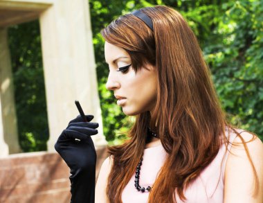 Geçmişe dönük genç bir kadın