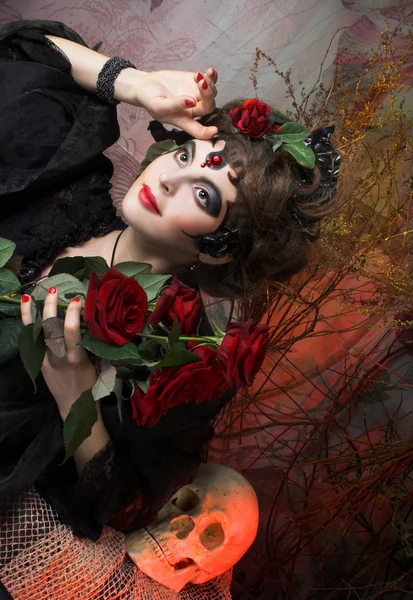 Femme aux roses et crâne — Photo