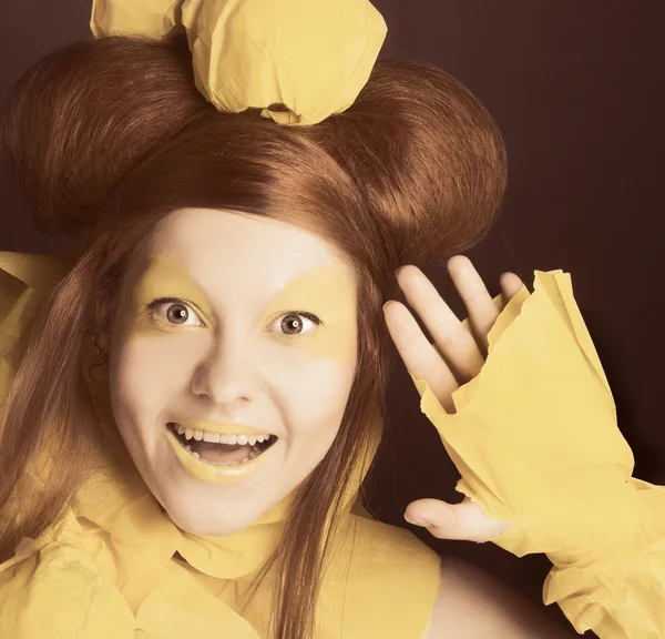 Chica en amarillo . —  Fotos de Stock