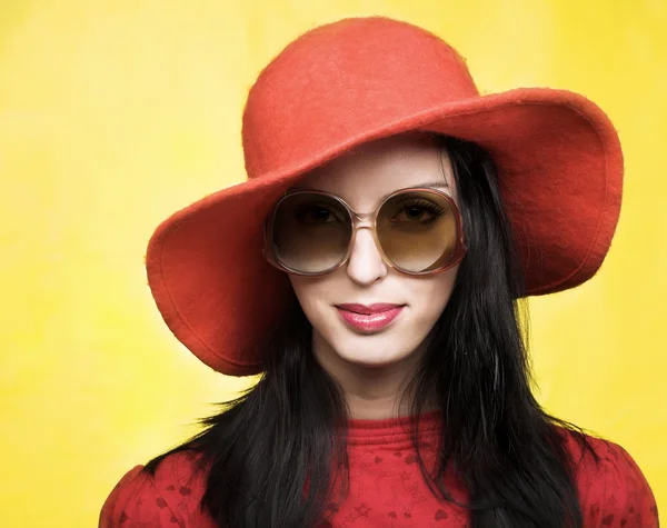 Vintage woman in sunglasses and red hat — Stock Photo, Image