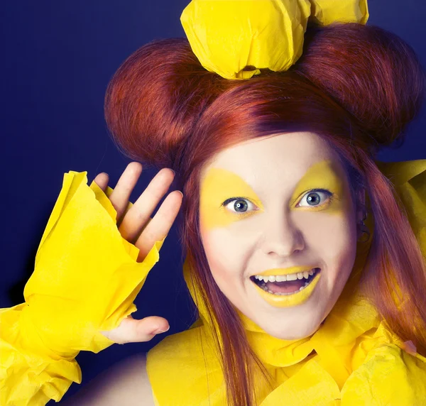 Menina em amarelo . — Fotografia de Stock