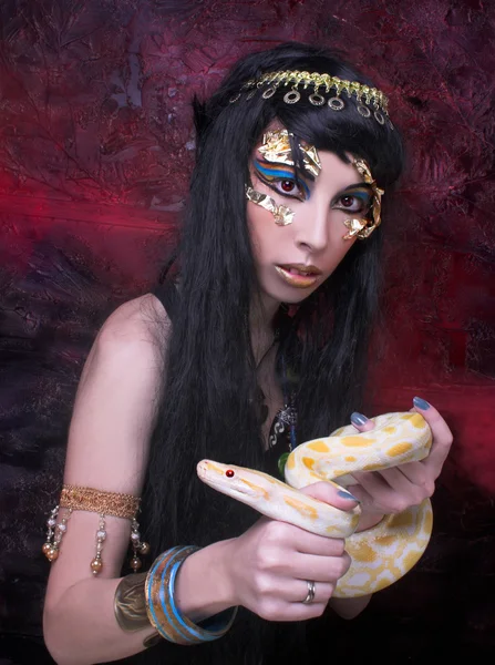 Donna con serpente . — Foto Stock