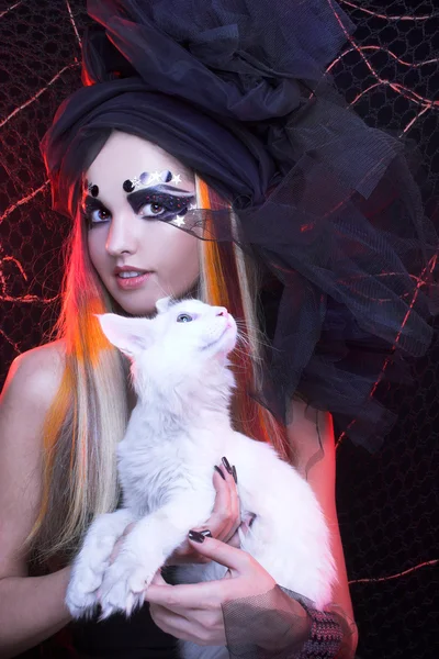 Jeune femme avec chat . — Photo