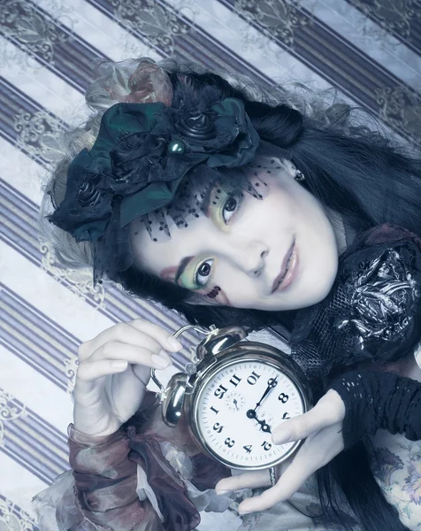 Chica con reloj . — Foto de Stock