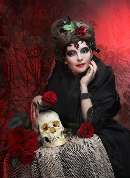 Kvinna med rosor och skalle — Stockfoto