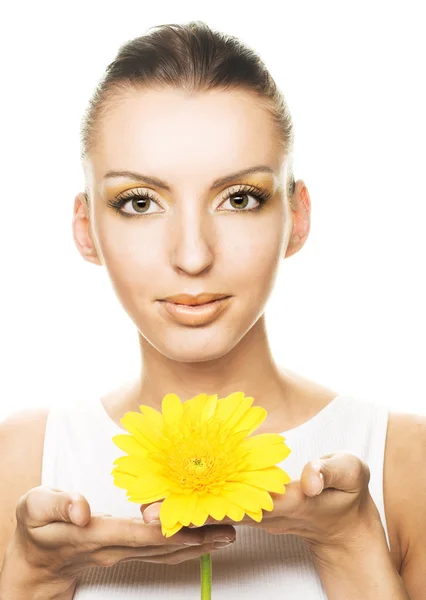 Ung kvinna med gula blommor — Stockfoto