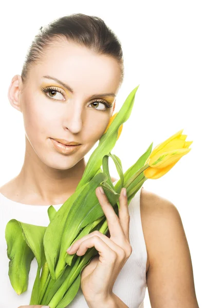 Frau mit gelben Tulpen — Stockfoto