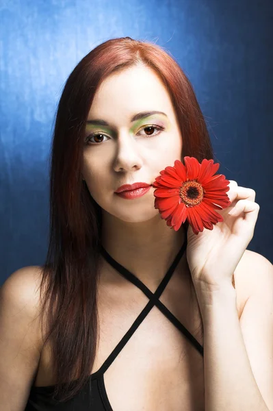 Femme avec fleur — Photo