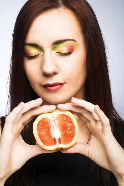 Mulher com frutas — Fotografia de Stock