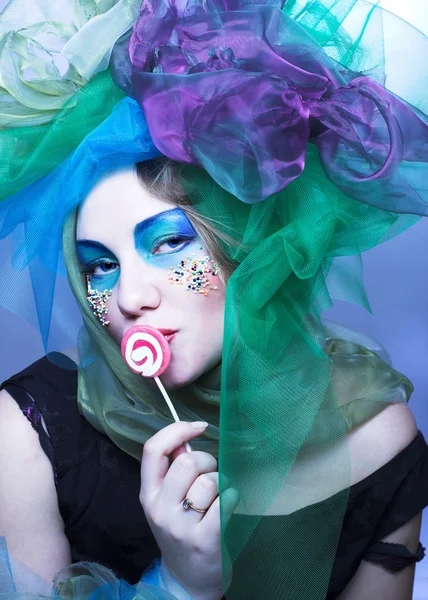 Mujer joven con dulces — Foto de Stock